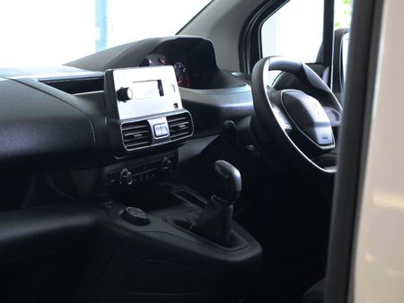 2023-Peugeot-Partner-16-HDi-LWB-66kW-Panel-Van_17