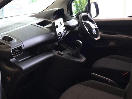 2023-Peugeot-Partner-16-HDi-LWB-66kW-Panel-Van_21