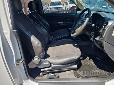 2011-Isuzu-KB-300D-Teq-LX-Extended-Cab_8