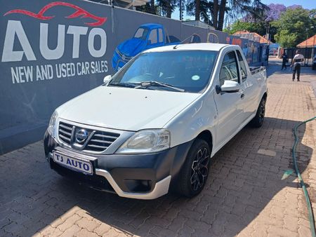 2011-Nissan-NP200-16_0
