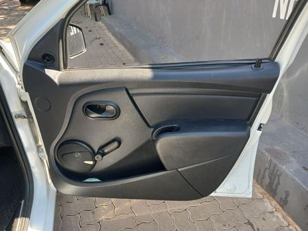 2011-Nissan-NP200-16_9