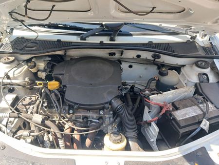 2011-Nissan-NP200-16_10