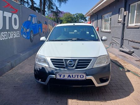 2011-Nissan-NP200-16_1