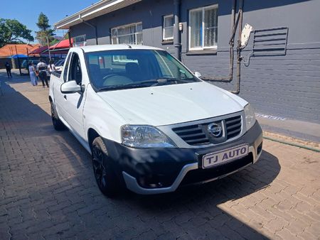 2011-Nissan-NP200-16_2