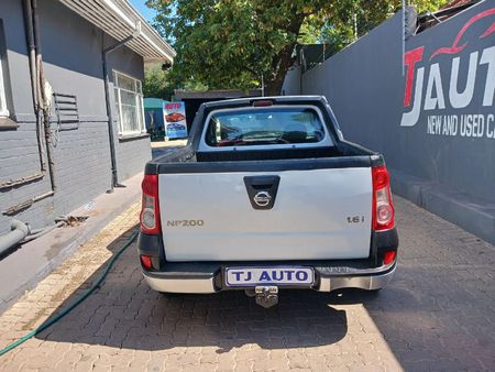 2011-Nissan-NP200-16_3