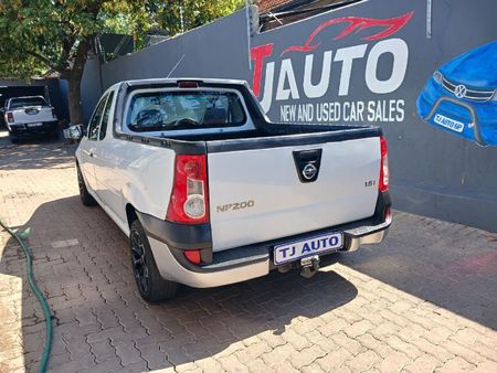 2011-Nissan-NP200-16_4
