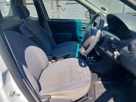 2011-Nissan-NP200-16_8