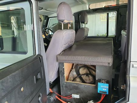 2013-Land-Rover-Defender-110-22D-Station-Wagon_10