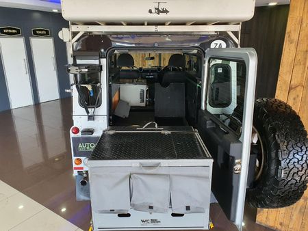 2013-Land-Rover-Defender-110-22D-Station-Wagon_14