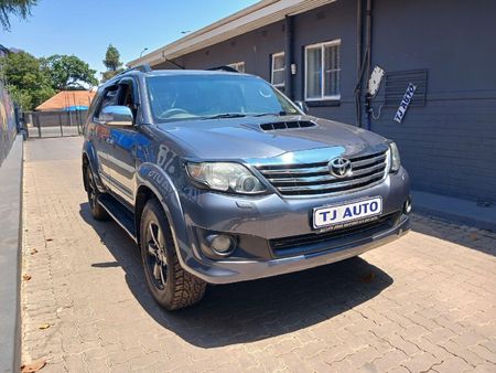 2010-Toyota-Fortuner-30-D-4D-Raised-Body-Auto_2