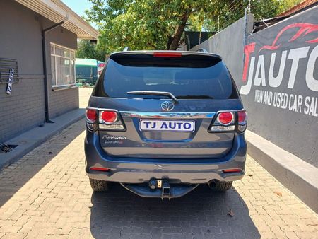 2010-Toyota-Fortuner-30-D-4D-Raised-Body-Auto_3