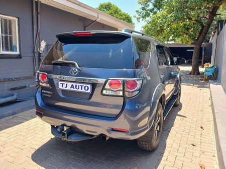 2010-Toyota-Fortuner-30-D-4D-Raised-Body-Auto_5