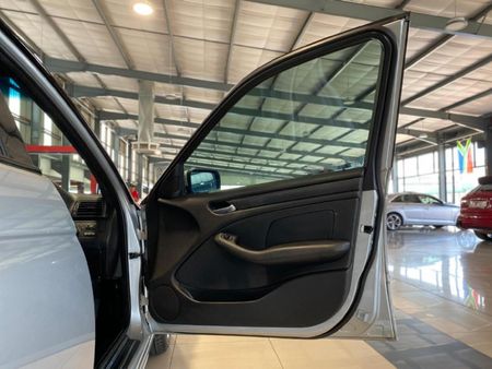2005-BMW-3-Series-318i_8