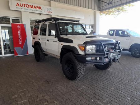 2013-Toyota-Land-Cruiser-76-45-D-V8-Station-Wagon_0