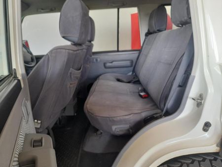 2013-Toyota-Land-Cruiser-76-45-D-V8-Station-Wagon_9