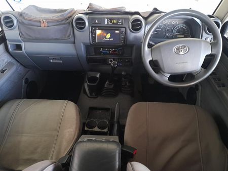 2013-Toyota-Land-Cruiser-76-45-D-V8-Station-Wagon_10