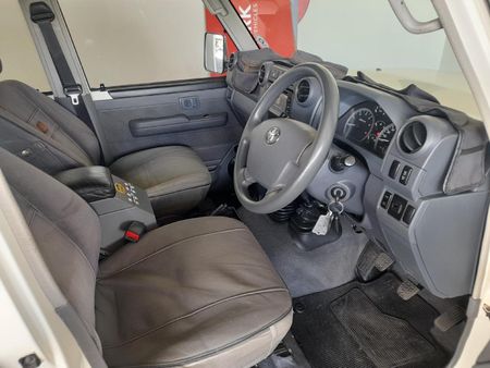 2013-Toyota-Land-Cruiser-76-45-D-V8-Station-Wagon_11