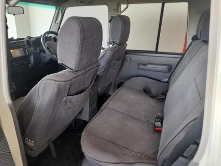 2013-Toyota-Land-Cruiser-76-45-D-V8-Station-Wagon_12