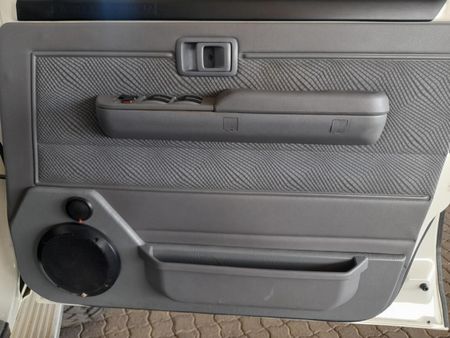 2013-Toyota-Land-Cruiser-76-45-D-V8-Station-Wagon_13