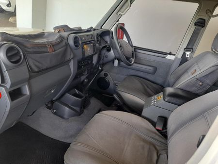 2013-Toyota-Land-Cruiser-76-45-D-V8-Station-Wagon_14