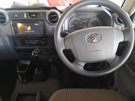 2013-Toyota-Land-Cruiser-76-45-D-V8-Station-Wagon_16