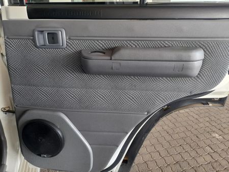 2013-Toyota-Land-Cruiser-76-45-D-V8-Station-Wagon_17