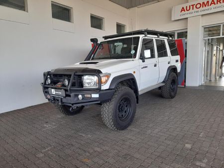 2013-Toyota-Land-Cruiser-76-45-D-V8-Station-Wagon_1