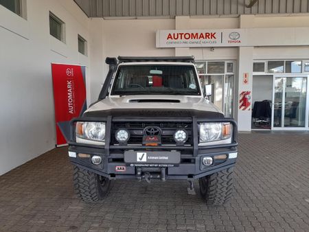 2013-Toyota-Land-Cruiser-76-45-D-V8-Station-Wagon_2