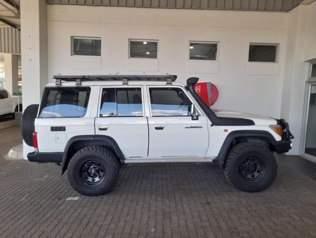 2013-Toyota-Land-Cruiser-76-45-D-V8-Station-Wagon_3