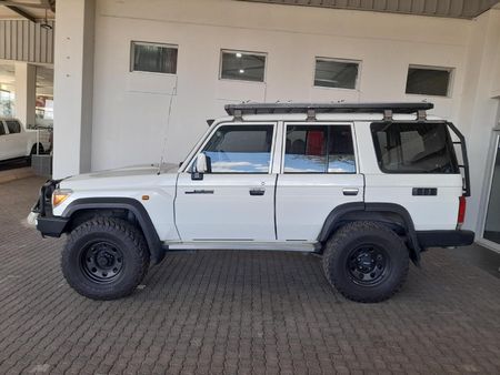 2013-Toyota-Land-Cruiser-76-45-D-V8-Station-Wagon_4