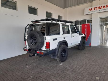 2013-Toyota-Land-Cruiser-76-45-D-V8-Station-Wagon_5
