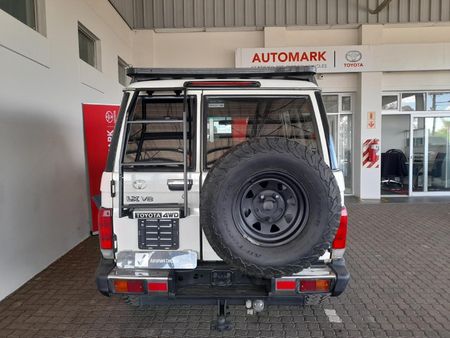 2013-Toyota-Land-Cruiser-76-45-D-V8-Station-Wagon_6