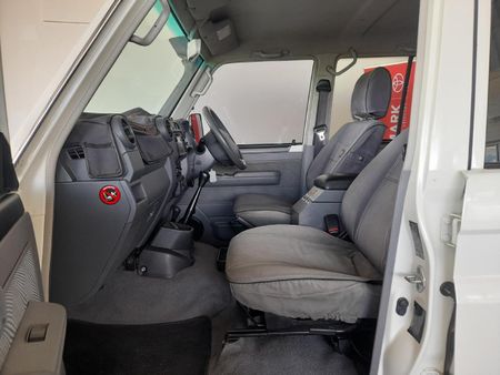 2013-Toyota-Land-Cruiser-76-45-D-V8-Station-Wagon_8
