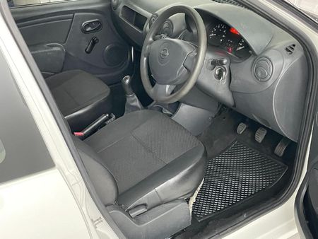 2018-Nissan-NP200-16_5
