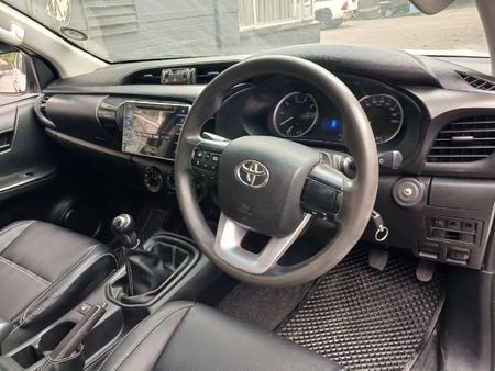 2017-Toyota-Hilux-24-GD-6-SRX-4x4-Double-Cab_10