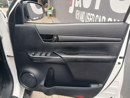 2017-Toyota-Hilux-24-GD-6-SRX-4x4-Double-Cab_11