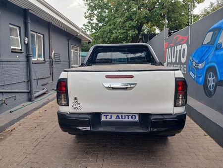 2017-Toyota-Hilux-24-GD-6-SRX-4x4-Double-Cab_3
