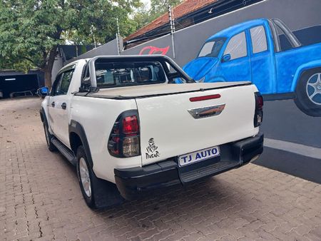 2017-Toyota-Hilux-24-GD-6-SRX-4x4-Double-Cab_4