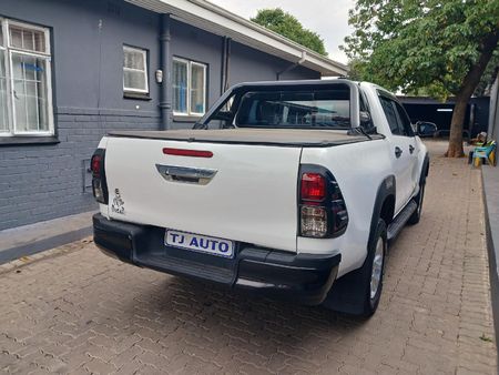 2017-Toyota-Hilux-24-GD-6-SRX-4x4-Double-Cab_5