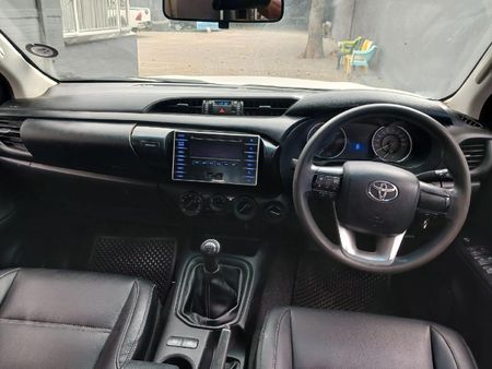 2017-Toyota-Hilux-24-GD-6-SRX-4x4-Double-Cab_6
