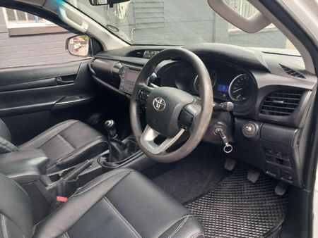 2017-Toyota-Hilux-24-GD-6-SRX-4x4-Double-Cab_8
