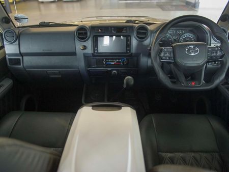 2020-Toyota-Land-Cruiser-76-45-D-V8-Station-Wagon_9