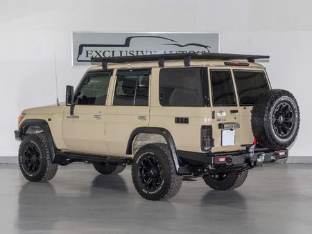 2020-Toyota-Land-Cruiser-76-45-D-V8-Station-Wagon_3