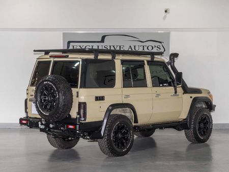 2020-Toyota-Land-Cruiser-76-45-D-V8-Station-Wagon_5