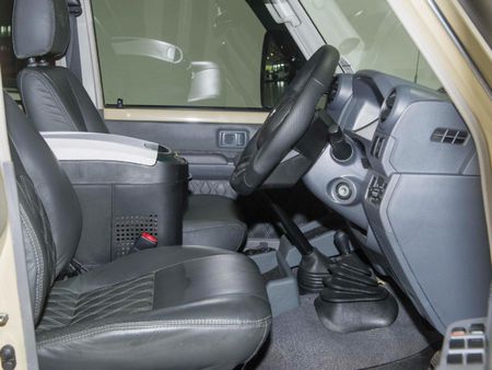 2020-Toyota-Land-Cruiser-76-45-D-V8-Station-Wagon_6