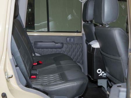 2020-Toyota-Land-Cruiser-76-45-D-V8-Station-Wagon_7