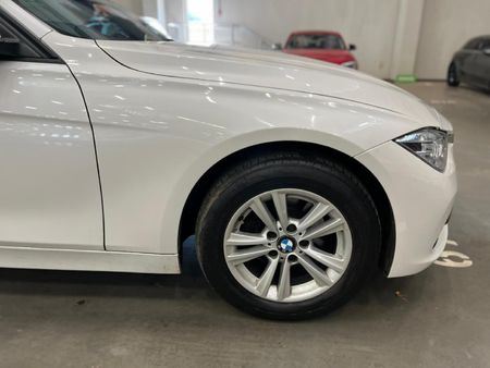 2017-BMW-3-Series-320i_7
