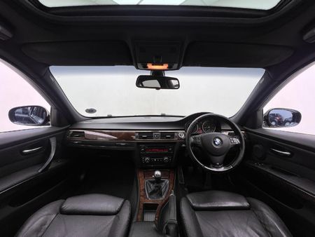 2009-BMW-3-Series-323i-M-Sport_10