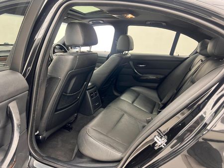 2009-BMW-3-Series-323i-M-Sport_11