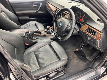 2009-BMW-3-Series-323i-M-Sport_14